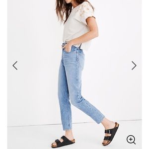 Madewell Petite Momjeans in Medium Wash